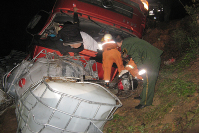 Guangxi: police join forces to rescue the early morning truck rollover